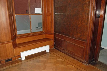 <p>Zicht op de vensterbanken en raamomlijstingen in vertrek 0.02 (begane grond rechtsvoor). De lambrisering, rechts te zien, is later aangebracht. </p>
